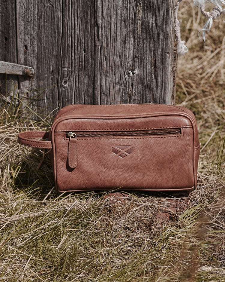 Hoggs Of Fife Monarch Leather Wash Bag.